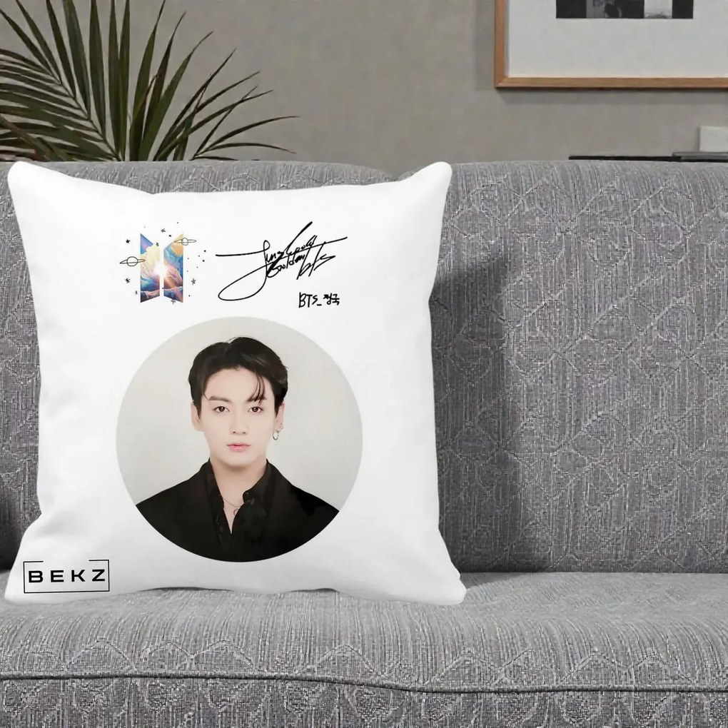 Perna Personalizata K-pop BTS Jungkook Portret cu Autograf, 40x40 cm, Alba Mata, Husa Detasabila, Perna Inclusa, BEKZ®