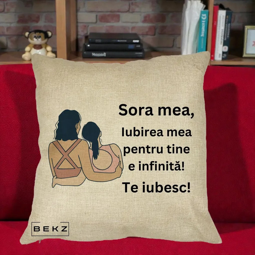 Cadou pentru Sora - Perna Personalizata Sora Mea Te Iubesc Doua Fete Fashioniste Line Art, 40x40 cm, Crem, Husa Detasabila, Perna Inclusa, BEKZ®