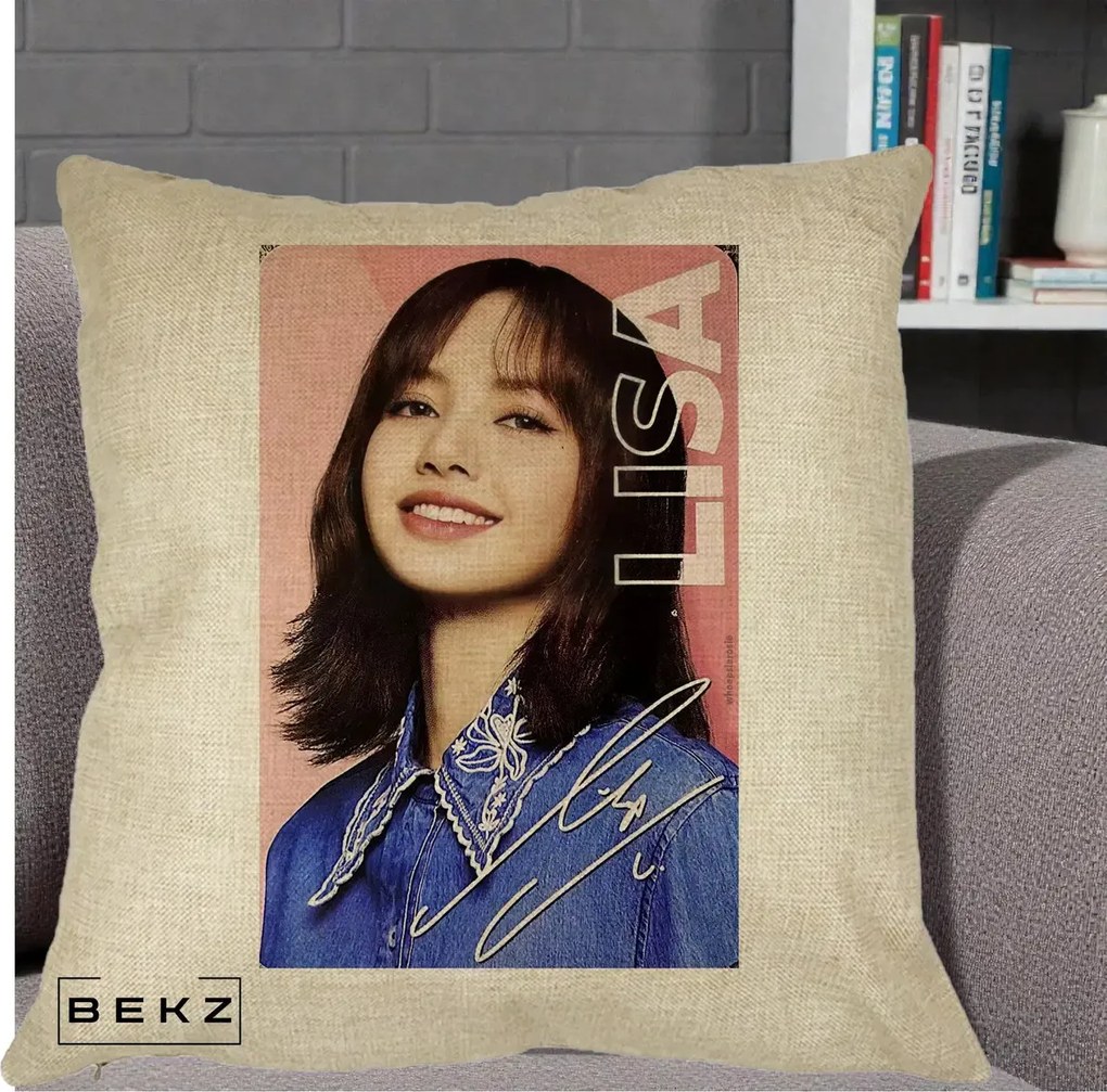 Perna Personalizata K-pop BLACKPINK Lisa cu Semnatura, 40x40 cm, Crem, Husa Detasabila, Perna Inclusa, BEKZ®