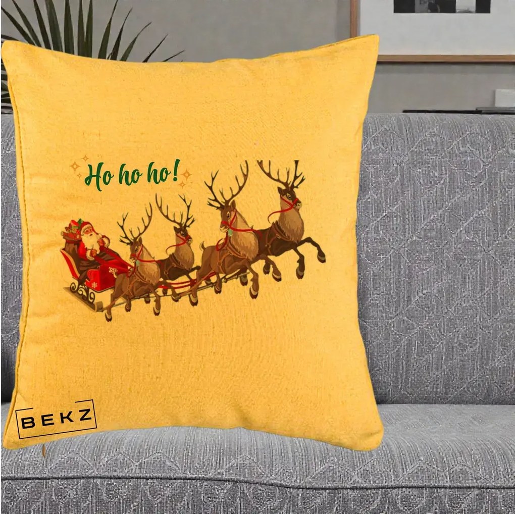 Perna Decorativa Ho Ho Ho Mos Craciun cu Sanie si Reni, 40x40 cm, Galben, Husa Detasabila, Perna Inclusa, BEKZ®