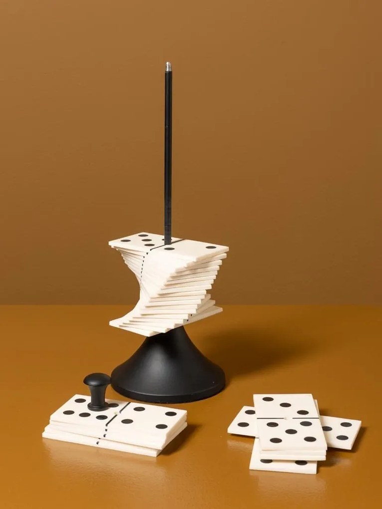Sculptură decorativă din rășină și metal, alb și negru, piese de domino în spirală pe suport, finisaj mat, 30 x 13 cm, „Partie”