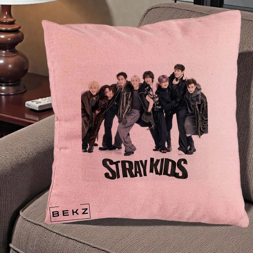 Perna Personalizata K-pop Stray Kids Outfit Negru, 40x40 cm, Roz, Husa Detasabila, Perna Inclusa, BEKZ®