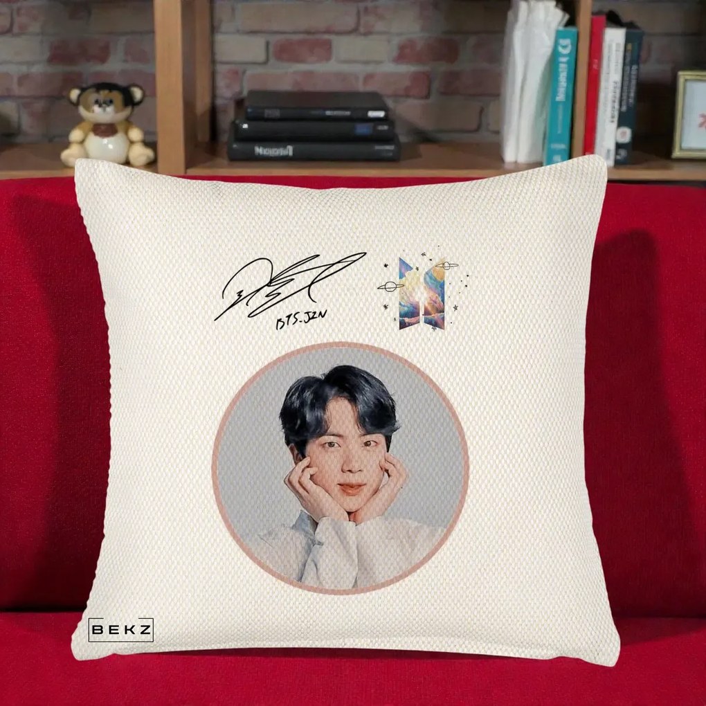 Perna Personalizata K-pop BTS Jin Portret cu Autograf, 40x40 cm, Crem Reliefat, Husa Detasabila, Perna Inclusa, BEKZ®