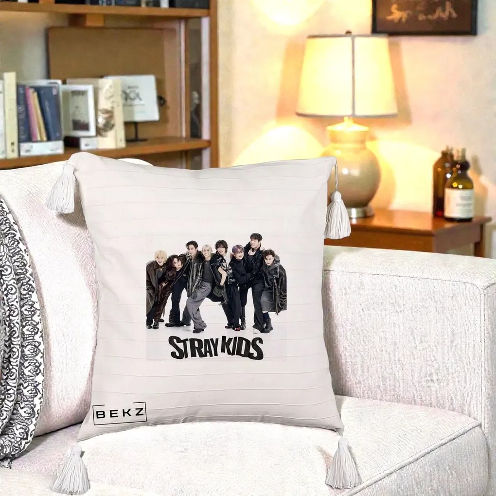 Perna Personalizata K-pop Stray Kids Outfit Negru, 40x40 cm, Bej cu Franjuri, Husa Detasabila, Perna Inclusa, BEKZ®
