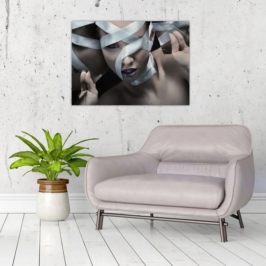 Tablou pe sticlă cu femeie și panglică (70x50 cm)