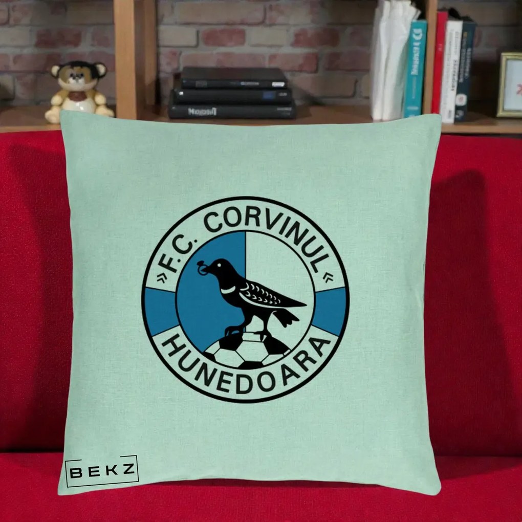 Perna Personalizata FC Corvinul Hunedoara Fotbal, 40x40 cm, Verde Menta, Husa Detasabila, Perna Inclusa, BEKZ®