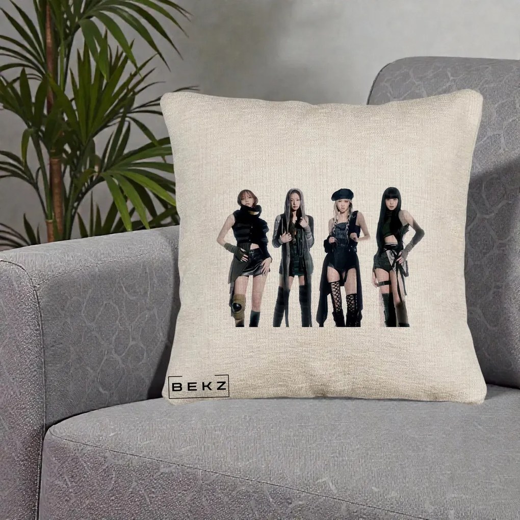 Perna Personalizata K-pop BLACKPINK Tinute Negre Elegante Grup, 40x40 cm, Bej Canapea, Husa Detasabila, Perna Inclusa, BEKZ®