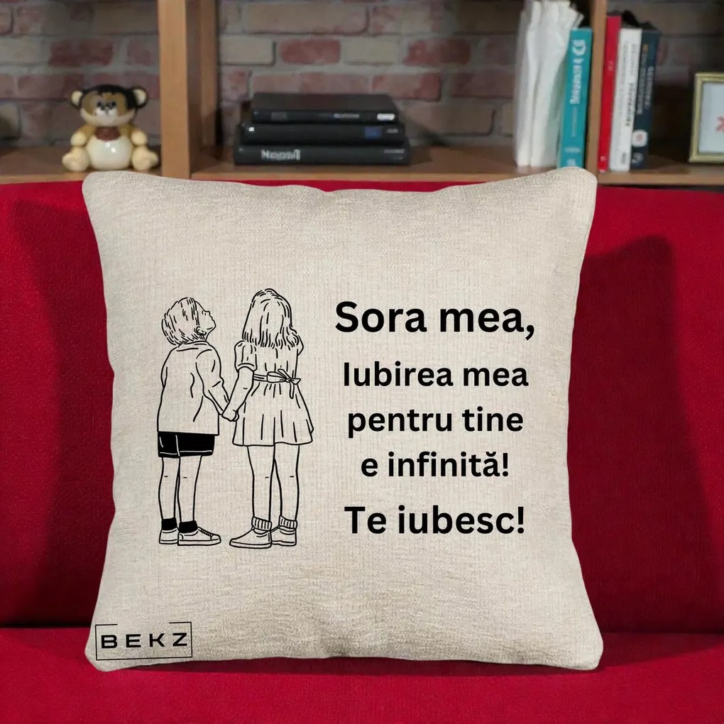 Cadou pentru Sora - Perna Personalizata Sora Mea Te Iubesc Copii Tinand Maini Line Art, 40x40 cm, Bej Canapea, Husa Detasabila, Perna Inclusa, BEKZ®