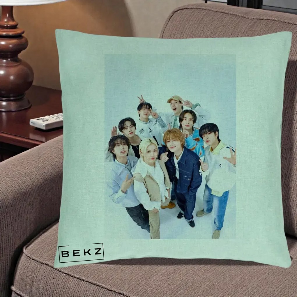 Perna Personalizata K-pop Stray Kids Foto Grup Alb cu 8 Membrii de Sus, 40x40 cm, Verde Menta, Husa Detasabila, Perna Inclusa, BEKZ®