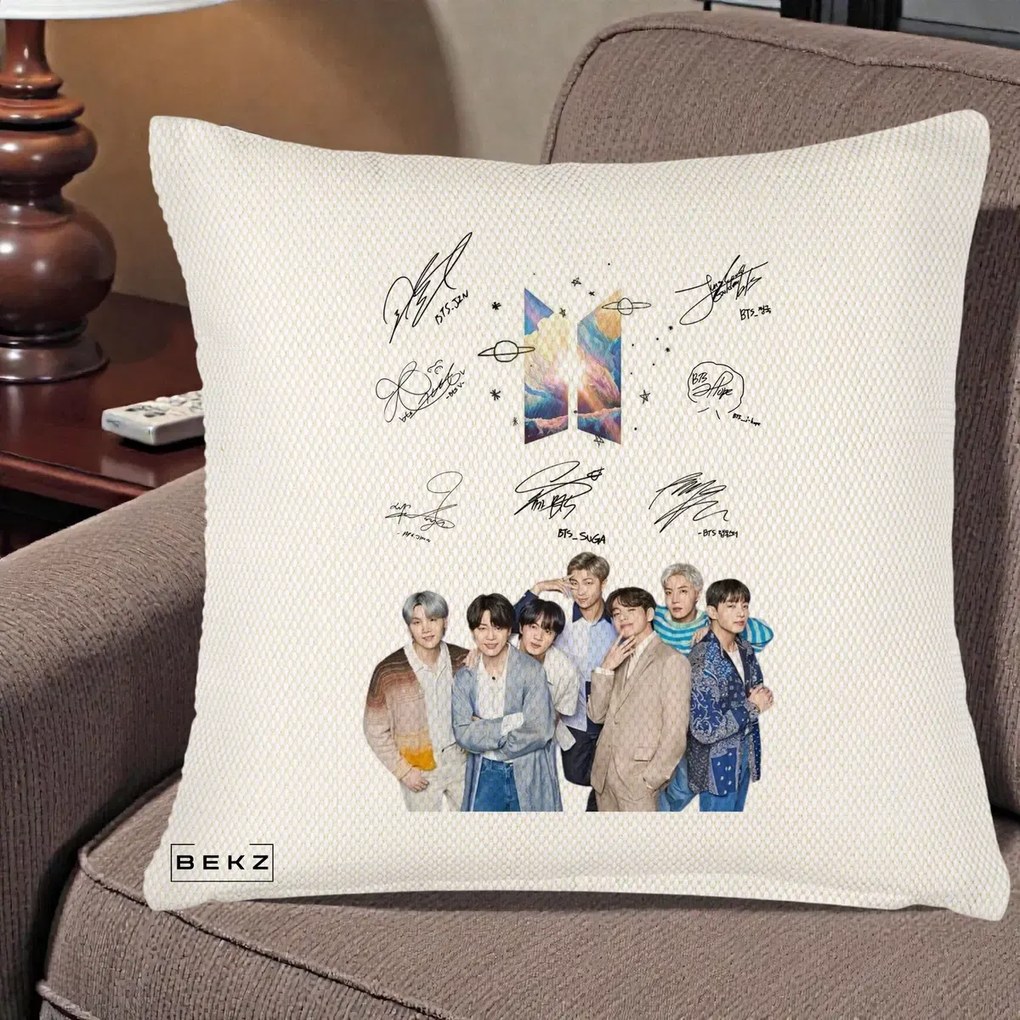 Perna Personalizata K-pop BTS Autografe Toti Membrii Fotografie, 40x40 cm, Crem Reliefat, Husa Detasabila, Perna Inclusa, BEKZ®