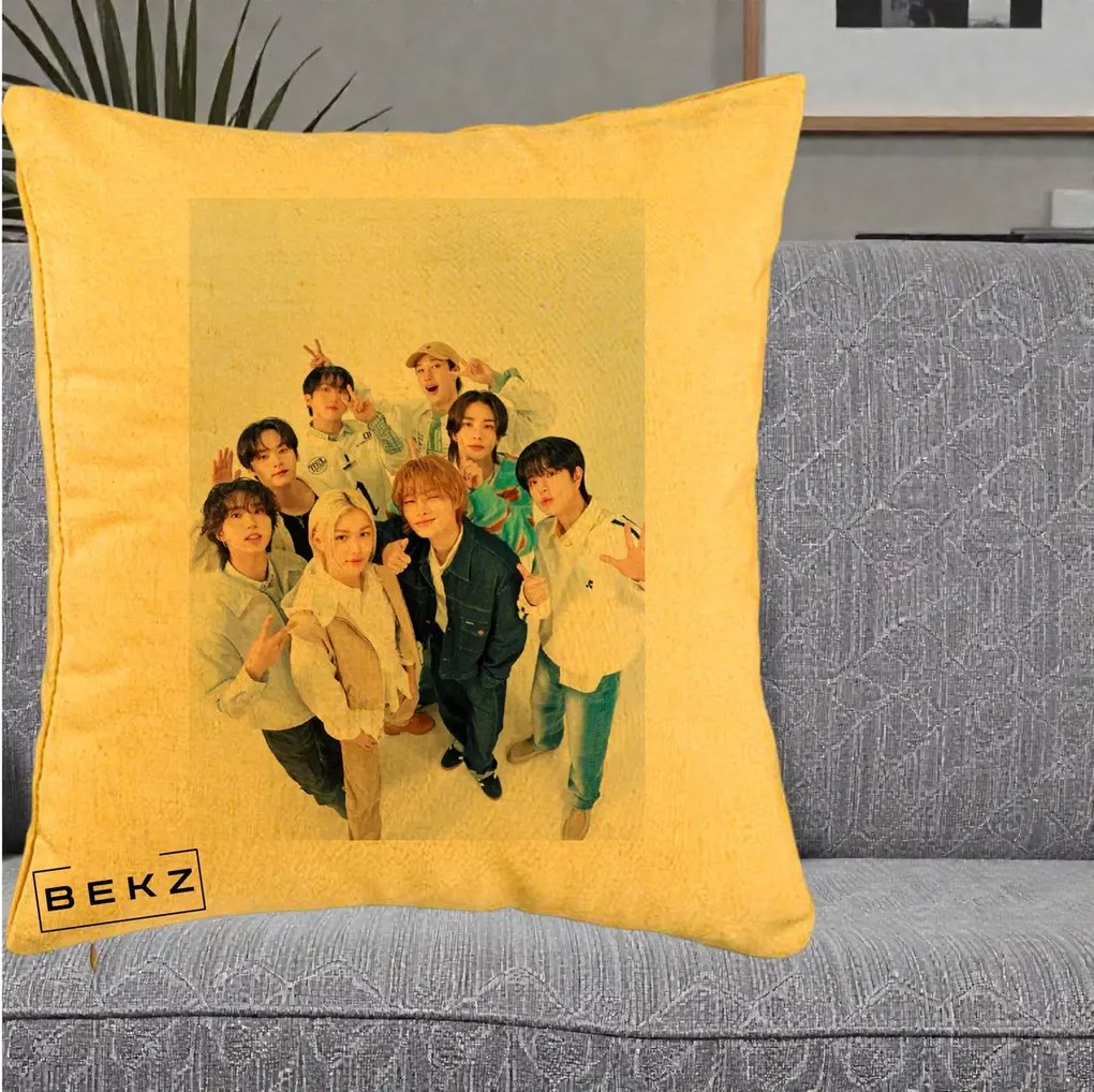 Perna Personalizata K-pop Stray Kids Foto Grup Alb cu 8 Membrii de Sus, 40x40 cm, Galben, Husa Detasabila, Perna Inclusa, BEKZ®