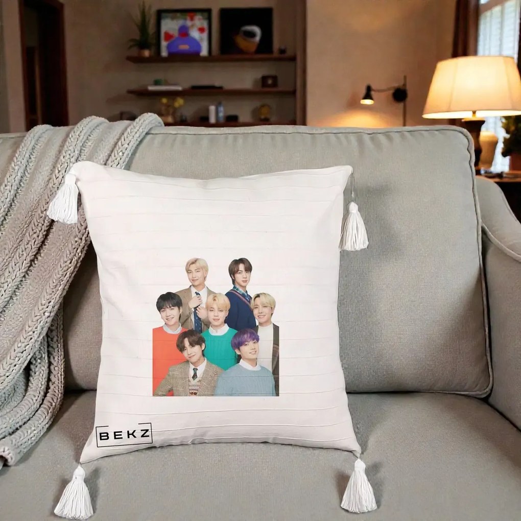 Perna Personalizata K-pop BTS Fotografie Grup Tinute Elegante, 40x40 cm, Bej cu Franjuri, Husa Detasabila, Perna Inclusa, BEKZ®