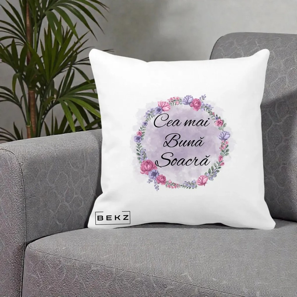 Cadou pentru Soacra - Perna Personalizata Cea mai Buna Soacra cu Coronita Flori Roz si Mov, 40x40 cm, Alba Mata, Husa Detasabila, Perna Inclusa, BEKZ®