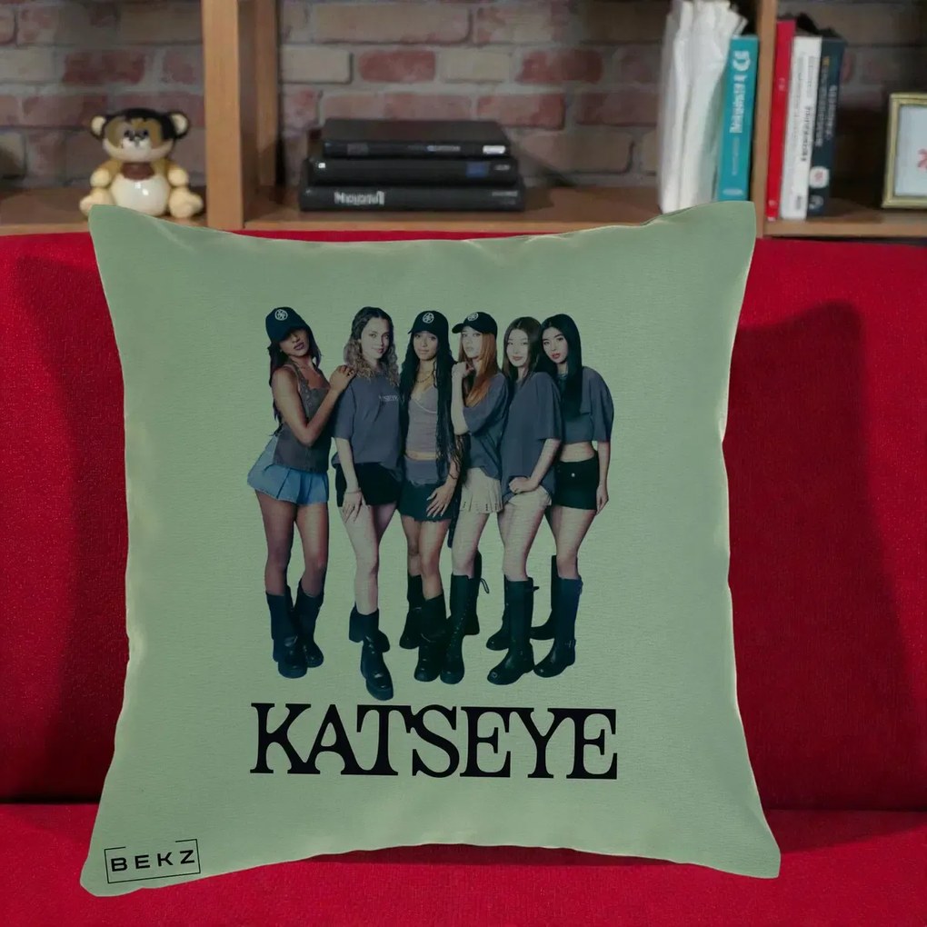 Perna Personalizata K-pop KATSEYE Grup Foto Tinute Gri, 40x40 cm, Verde, Husa Detasabila, Perna Inclusa, BEKZ®