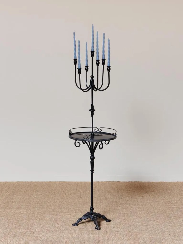 Măsuță laterală înaltă din metal, negru, cu sfeșnic cu 7 brațe, tavă rotundă și bază turnată, finisaj antichizat, 148 x 42 cm, „Perla”