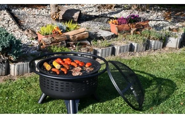 Vatră portabilă pe lemn cu grătar neagră