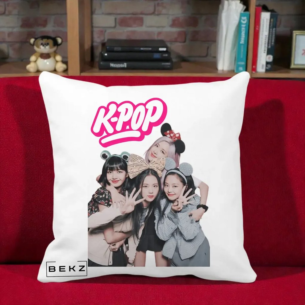 Perna Personalizata BLACKPINK K-Pop Grup Pozitii Amuzante, 40x40 cm, Alba Mata, Husa Detasabila, Perna Inclusa, BEKZ®