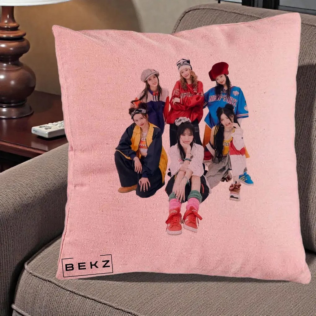 Perna Personalizata Grup K-pop Fete Streetwear Foto, 40x40 cm, Roz, Husa Detasabila, Perna Inclusa, BEKZ®