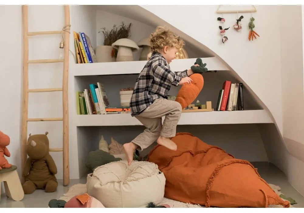 Pernă pentru copii Cathy the Carrot – Lorena Canals