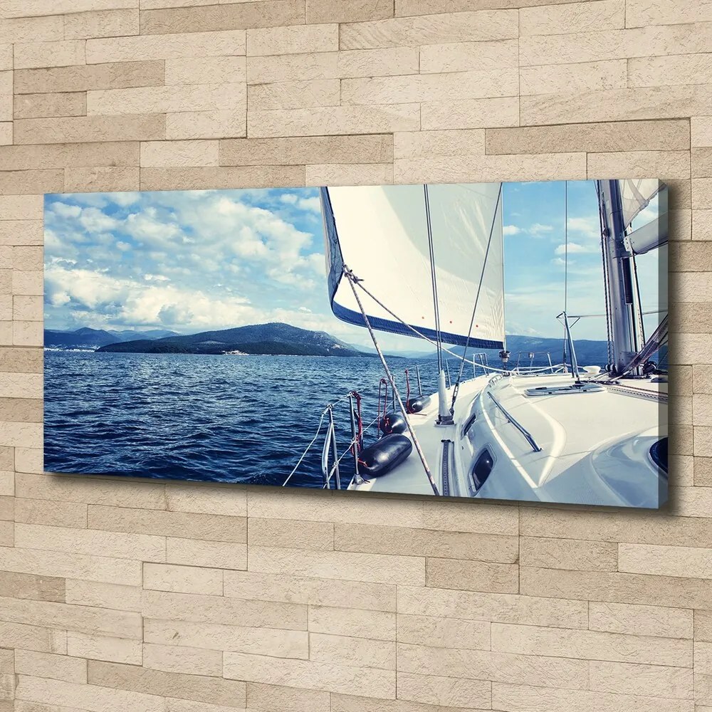 Tablou canvas Iahtul pe fundal mare