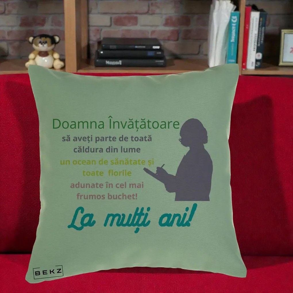 Perna personalizata invatatoare: Doamna invatatoare, La multi ani, 40x40 cm cu Umplutura, Verde, BEKZ
