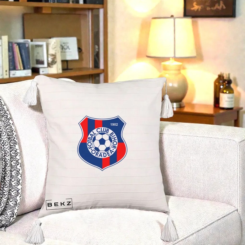 Perna Personalizata FC Bihor Oradea 1902 Fotbal, 40x40 cm, Bej cu Franjuri, Husa Detasabila, Perna Inclusa, BEKZ®