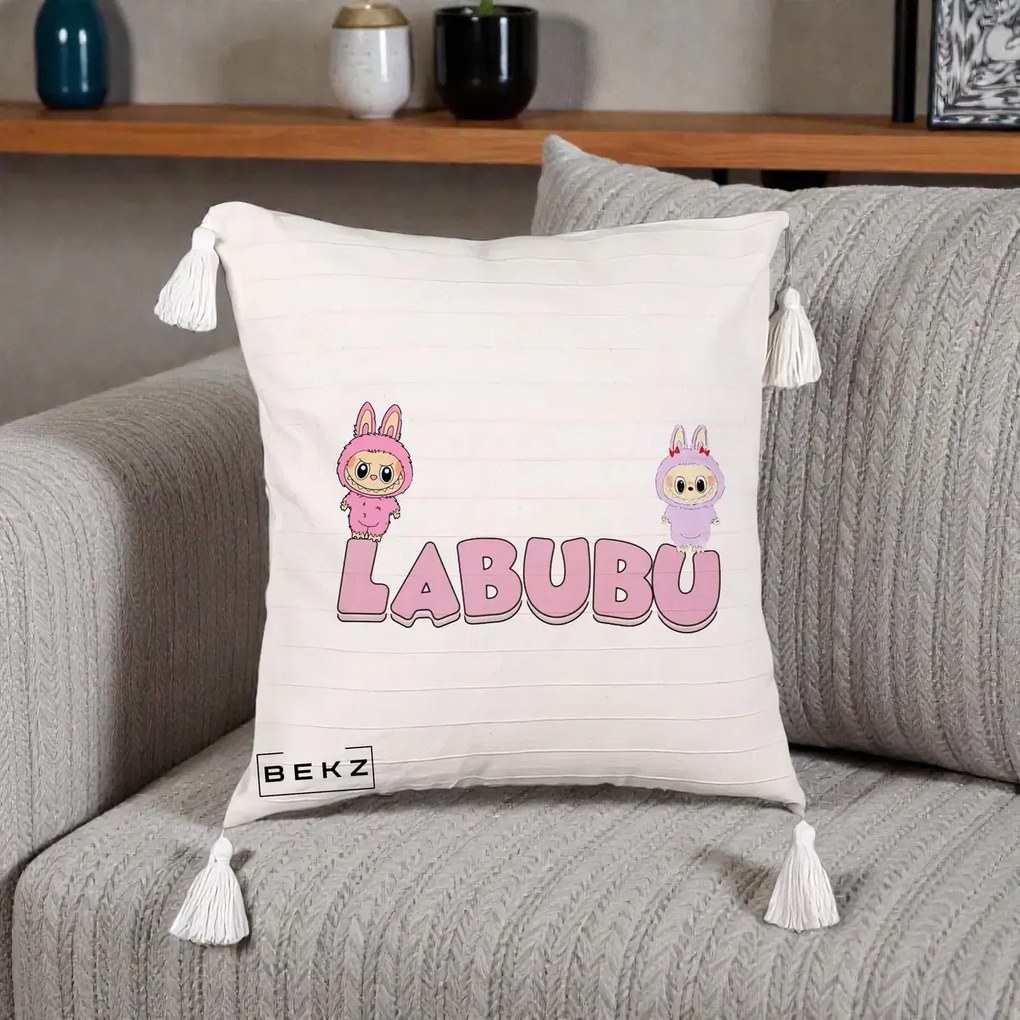 Perna Personalizata Labubu Duo Roz-Lila cu Text, 40x40 cm, Bej cu Franjuri, Husa Detasabila, Perna Inclusa, BEKZ®