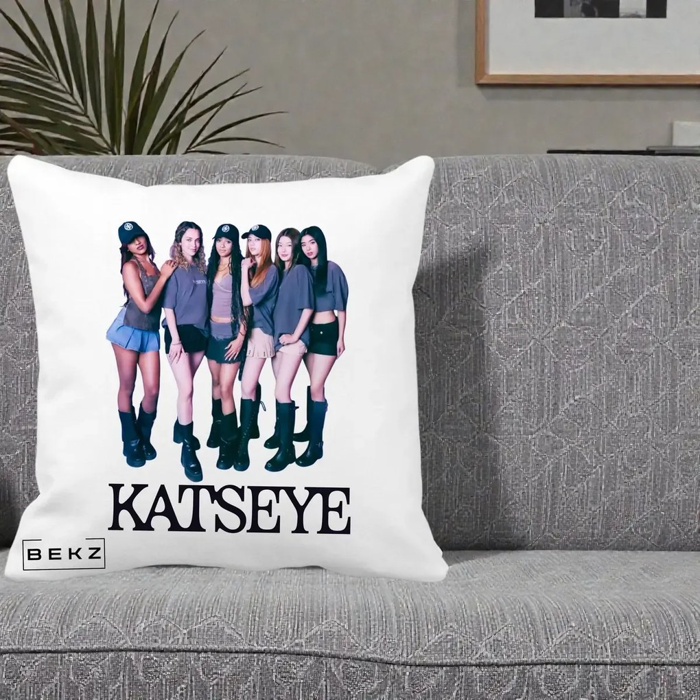 Perna Personalizata K-pop KATSEYE Grup Foto Tinute Gri, 40x40 cm, Alba Mata, Husa Detasabila, Perna Inclusa, BEKZ®