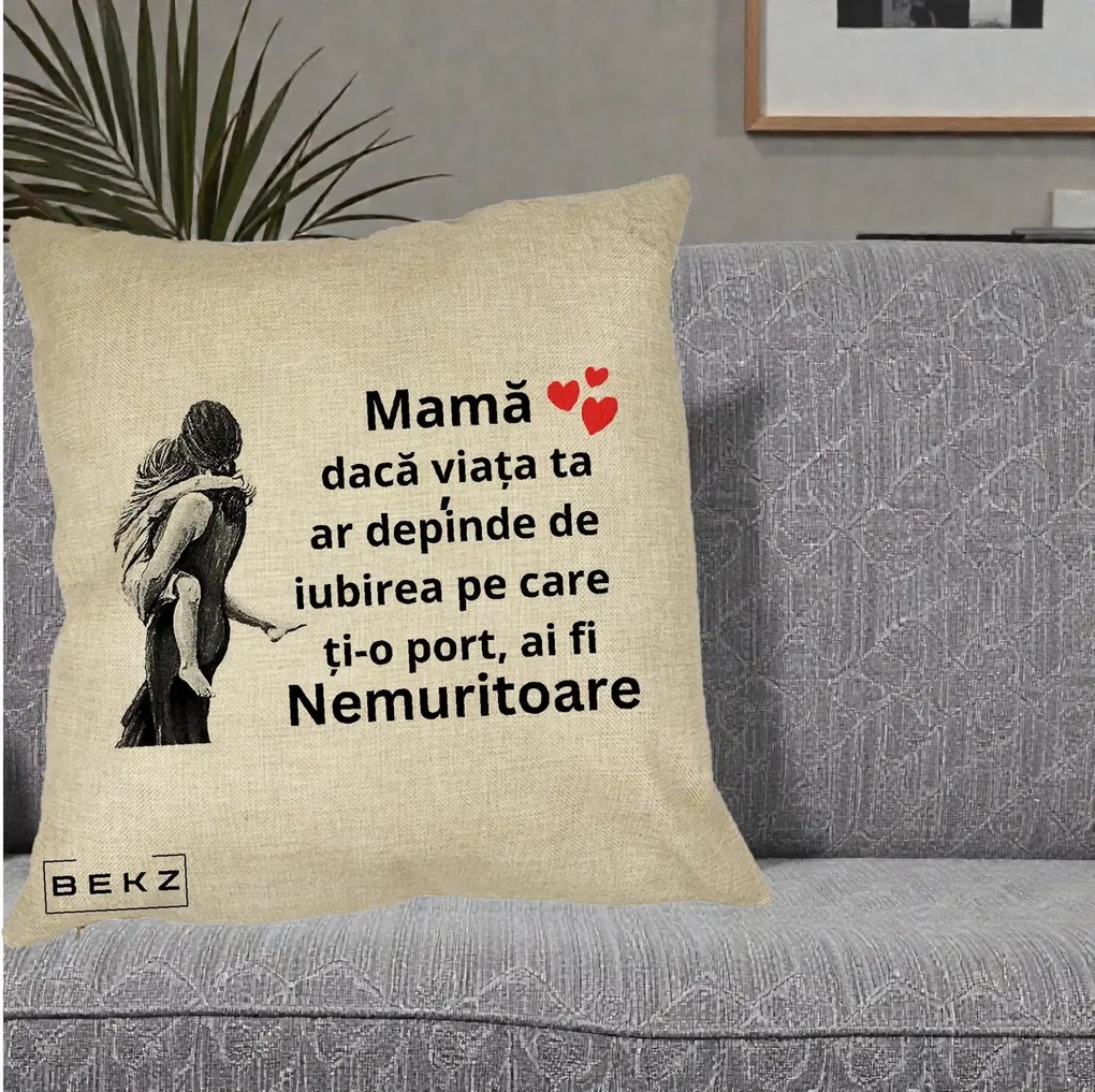 Perna personalizata mama: Mama Nemuritoare Gravura Vintage, 40x40 cm cu Umplutura, Crem, BEKZ