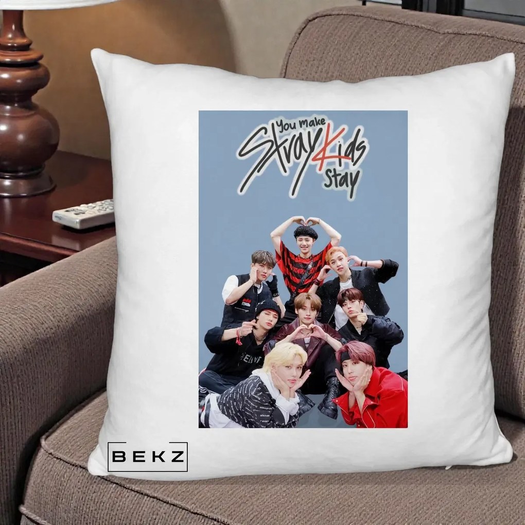 Perna Personalizata K-pop Stray Kids You Make Stray Kids Stay cu Foto Grup, 40x40 cm, Alb Pufos, Husa Detasabila, Perna Inclusa, BEKZ®