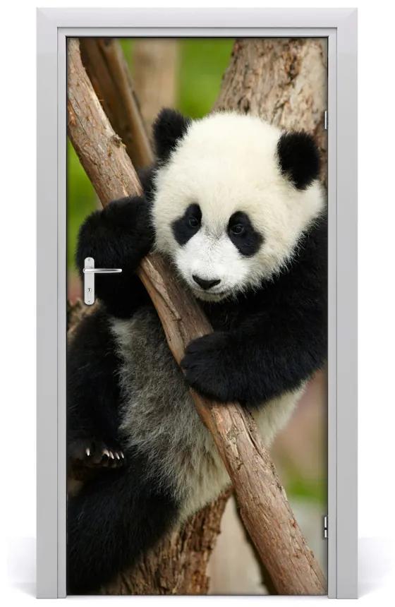 Autocolante pentru usi Panda într-un copac