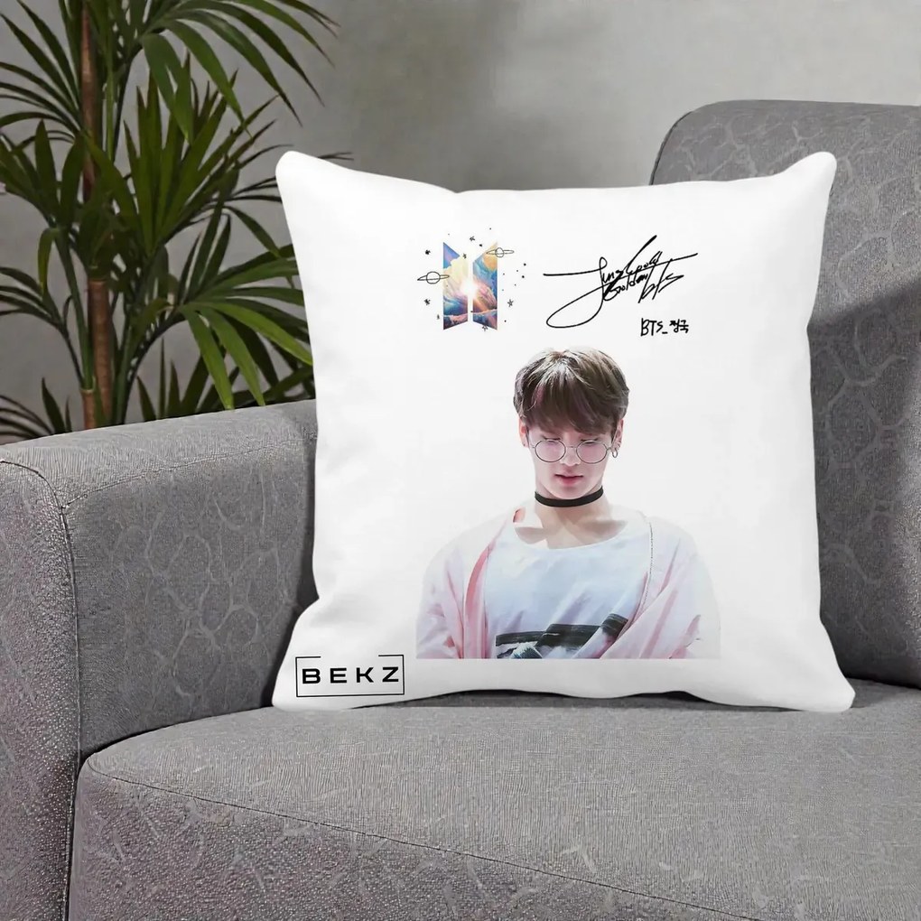 Perna Personalizata K-pop BTS Jungkook Portret cu Ochelari Autograf, 40x40 cm, Alba Mata, Husa Detasabila, Perna Inclusa, BEKZ®