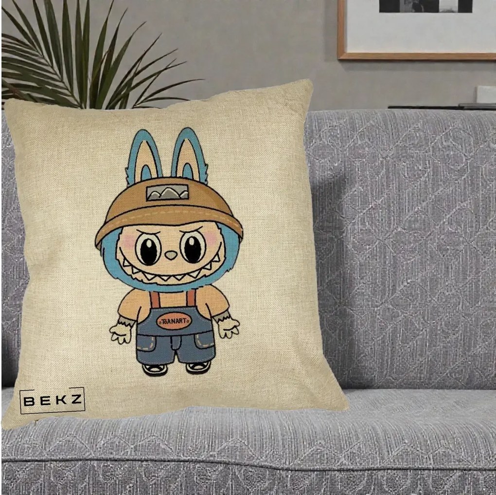 Perna Personalizata Labubu Toanart Blugi, 40x40 cm, Crem, Husa Detasabila, Perna Inclusa, BEKZ®