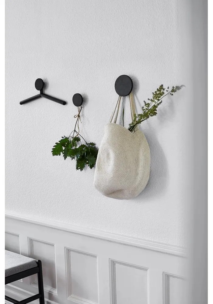 Cârlig negru de montat pe perete din lemn de stejar Milford – Rowico