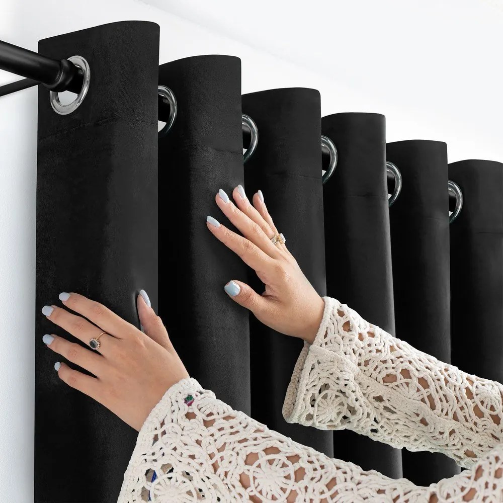 Draperie neagră dimout (semi-opacă) din catifea 265x300 cm Velto – Filumi