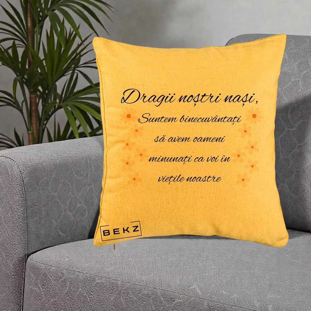 Cadou pentru Nasi - Perna Personalizata Dragii Nostri Nasi Suntem Binecuvantati cu Floricele, 40x40 cm, Galben, Husa Detasabila, Perna Inclusa, BEKZ®