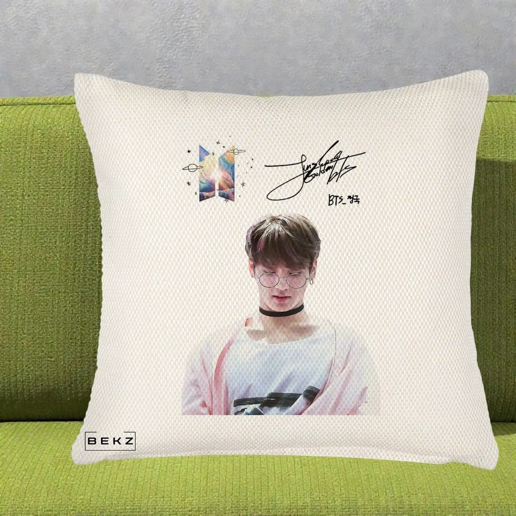 Perna Personalizata K-pop BTS Jungkook Portret cu Ochelari Autograf, 40x40 cm, Crem Reliefat, Husa Detasabila, Perna Inclusa, BEKZ®