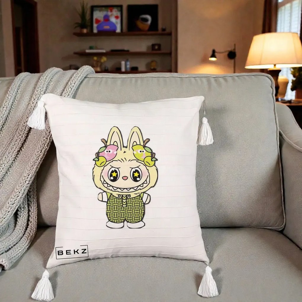 Perna Personalizata Labubu Galben cu Mere si Salopeta, 40x40 cm, Bej cu Franjuri, Husa Detasabila, Perna Inclusa, BEKZ®