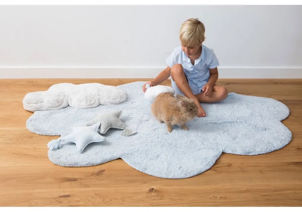 Covor pentru copii albastru deschis lavabil/țesut manual din bumbac 110x170 cm Puffy Dream – Lorena Canals