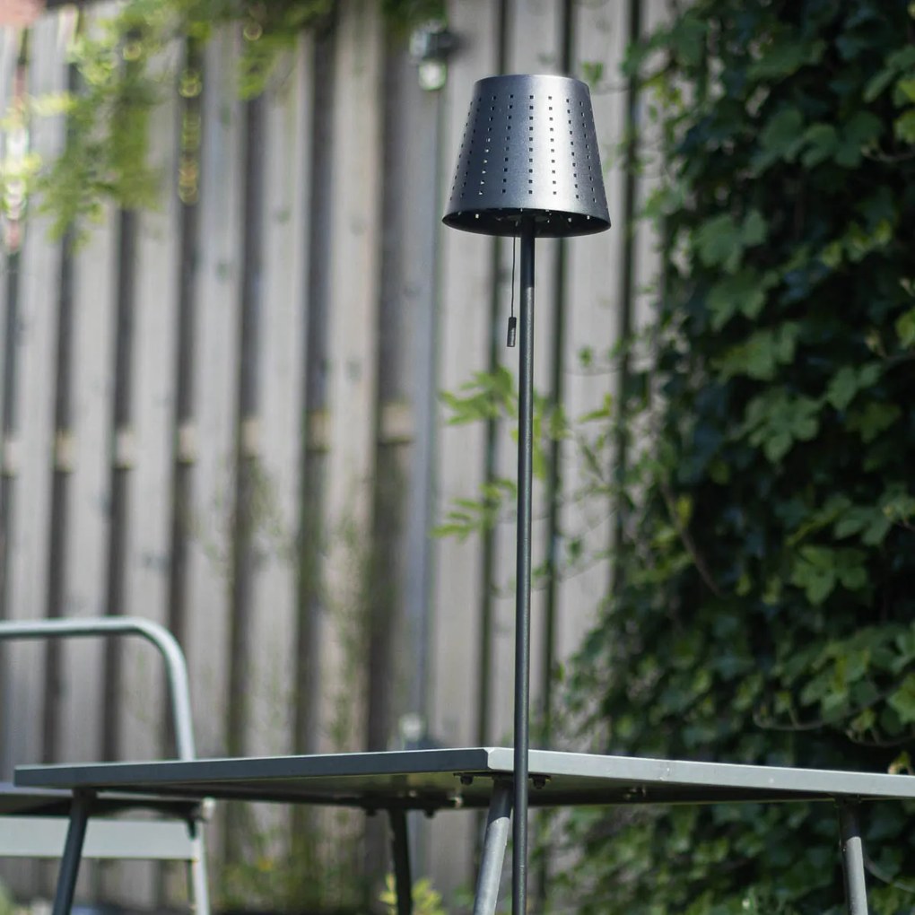 Lampă de podea pentru exterior neagră cu LED 3 trepte de reglare a luminozității pe solar - Ferre