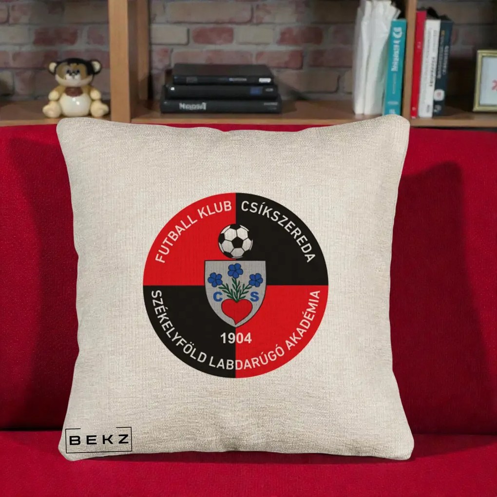 Perna Personalizata FK Csikszereda 1904 Fotbal, 40x40 cm, Bej Canapea, Husa Detasabila, Perna Inclusa, BEKZ®