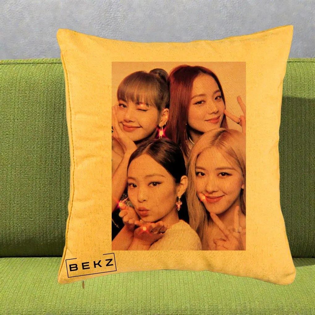 Perna Personalizata K-pop BLACKPINK Foto Grup Selfie Roz cu Glitter, 40x40 cm, Galben, Husa Detasabila, Perna Inclusa, BEKZ®