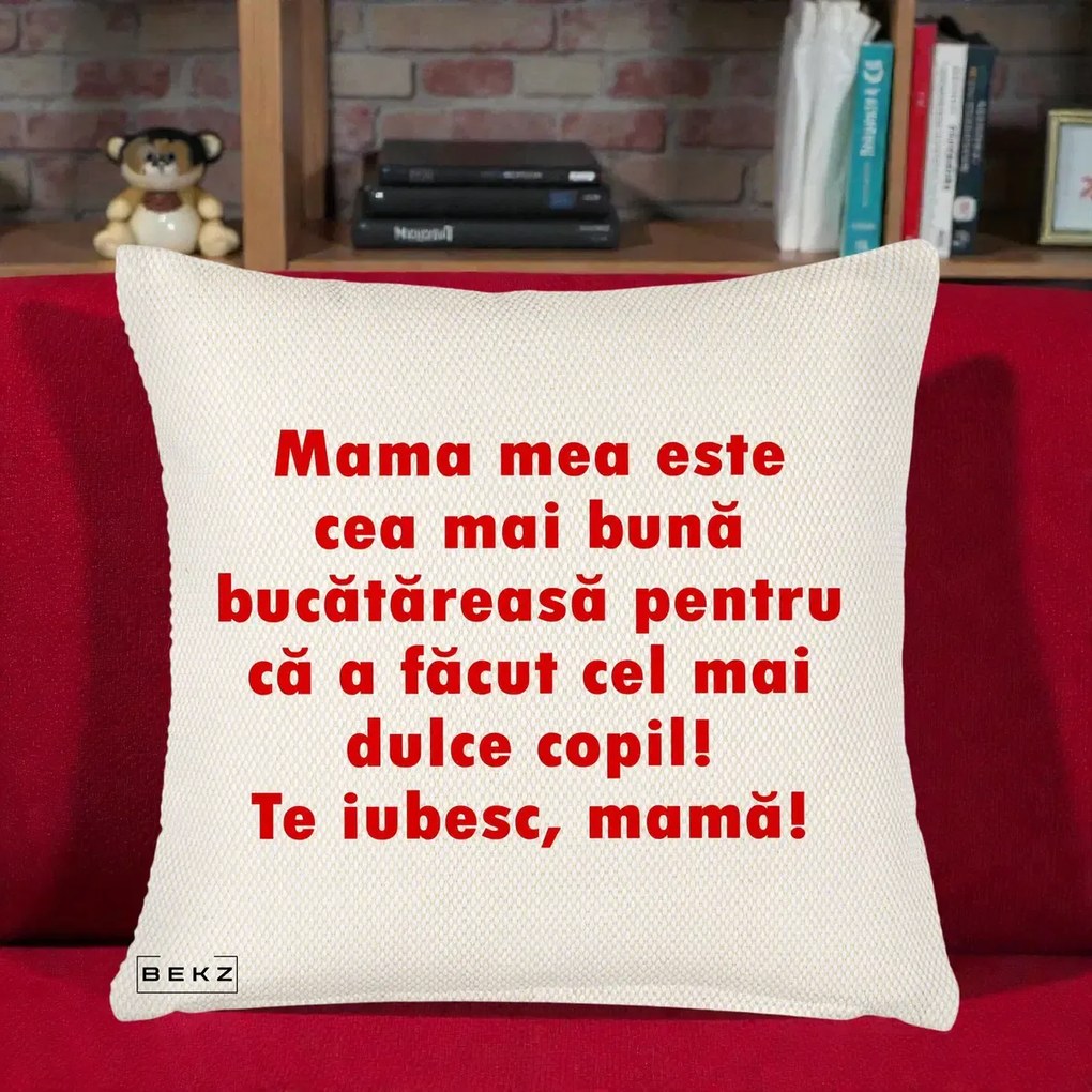 Cadou pentru Mama - Perna Personalizata Mama cea Mai Buna Bucatareasa, 40x40 cm, Crem Reliefat, Husa Detasabila, Perna Inclusa, BEKZ®