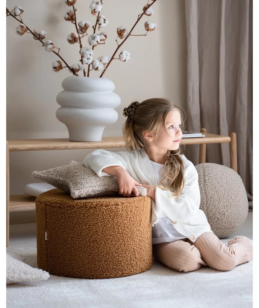 Puf de copii maro cu tapițerie din țesătură bouclé – Wigiwama