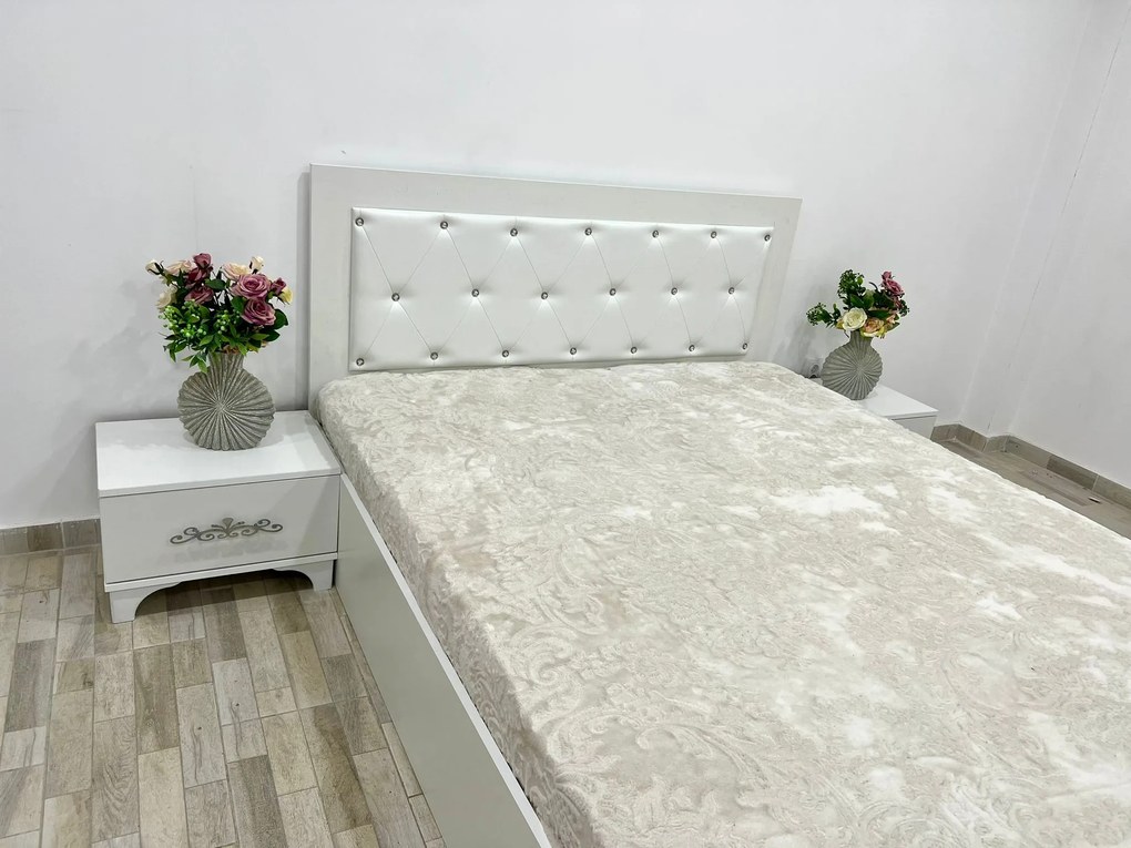 Set pat tapitat Milano, culoare alb, cu 2 noptiere Viena si saltea superortopedica lux 160 x 200 cm