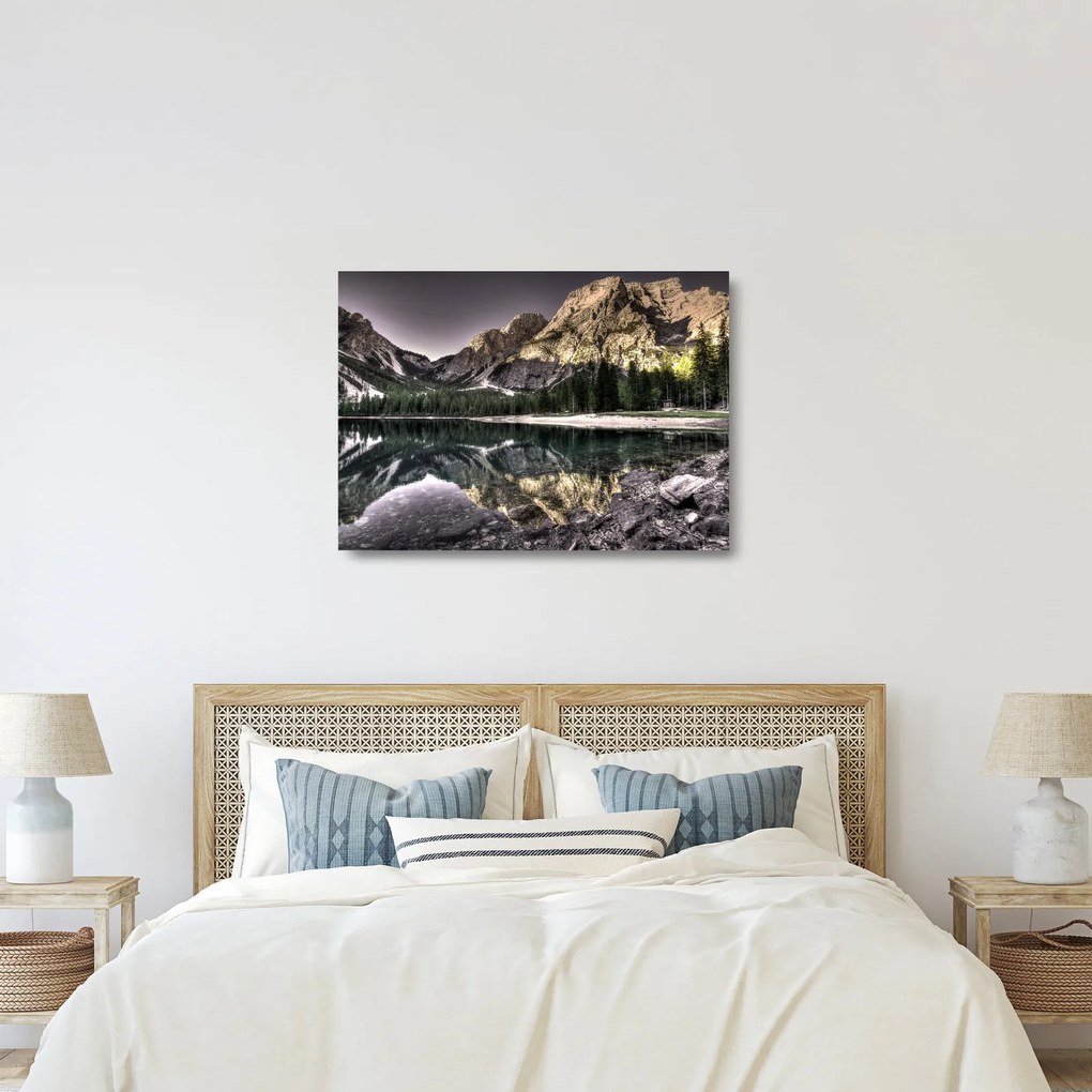 Tablou pe sticlă cu lac montan (70x50 cm)