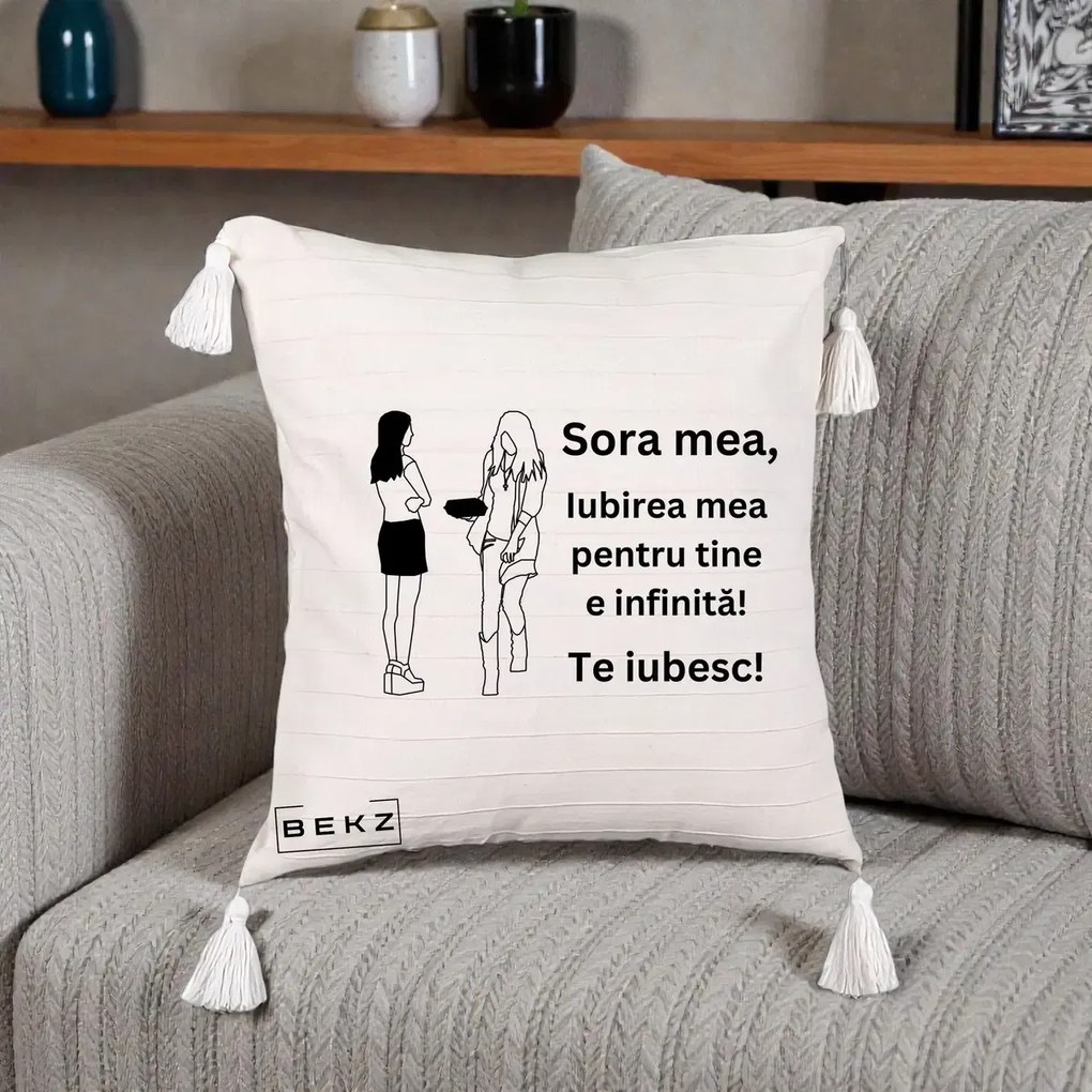 Cadou pentru Sora - Perna Personalizata Sora Mea Te Iubesc Fete Elegante cu Cadou, 40x40 cm, Bej cu Franjuri, Husa Detasabila, Perna Inclusa, BEKZ®