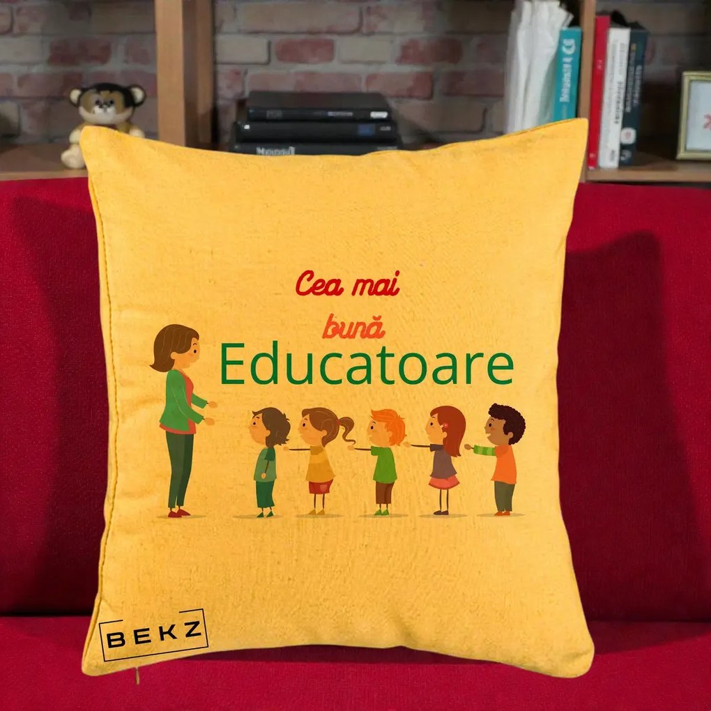 Cadou pentru Educatoare - Perna Personalizata Cea mai Buna Educatoare cu Ilustratie Copii si Educatoare, 40x40 cm, Galben, Husa Detasabila, Perna Inclusa, BEKZ®