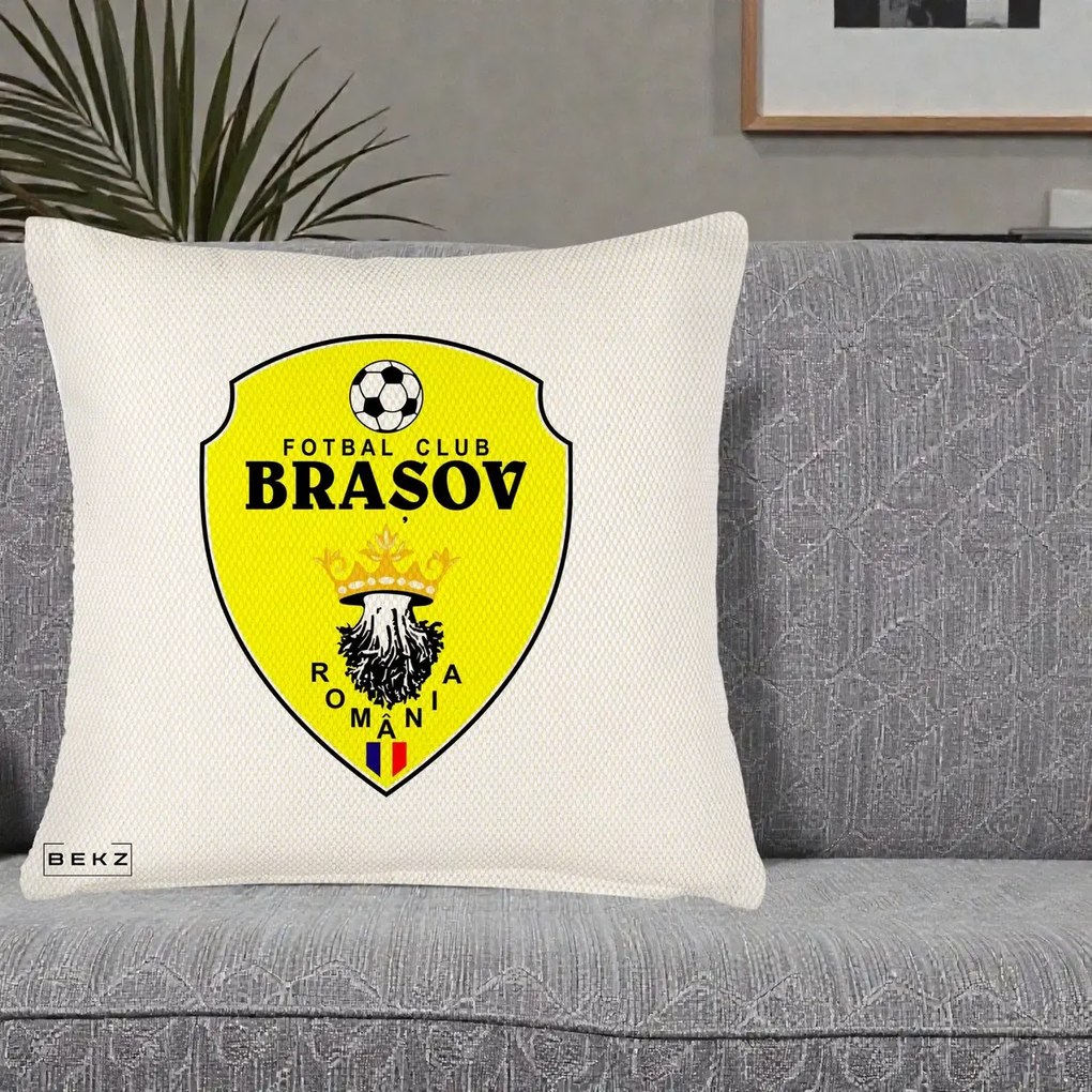 Perna Personalizata FC Brasov Fotbal Romania, 40x40 cm, Crem Reliefat, Husa Detasabila, Perna Inclusa, BEKZ®