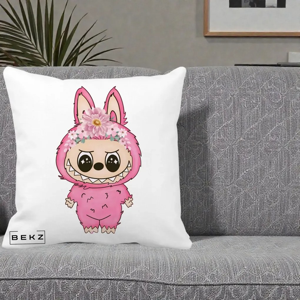 Perna Personalizata Labubu Roz cu Coroana Florala, 40x40 cm, Alba Mata, Husa Detasabila, Perna Inclusa, BEKZ®